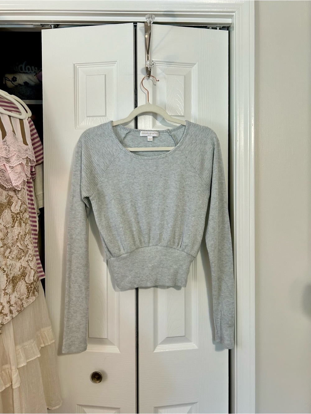 Spiritual Gangster Light Gray Ribbed Crop Pullover